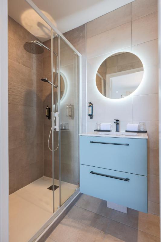 Double Room with Balcony and Sea View image 4