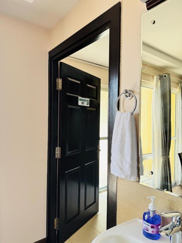 3-Bed High-rise Serene Views - image 2