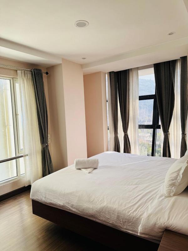 3-Bed High-rise Serene Views - image 8