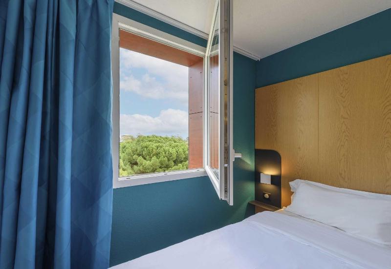 Twin Room - Non-Smoking image 1