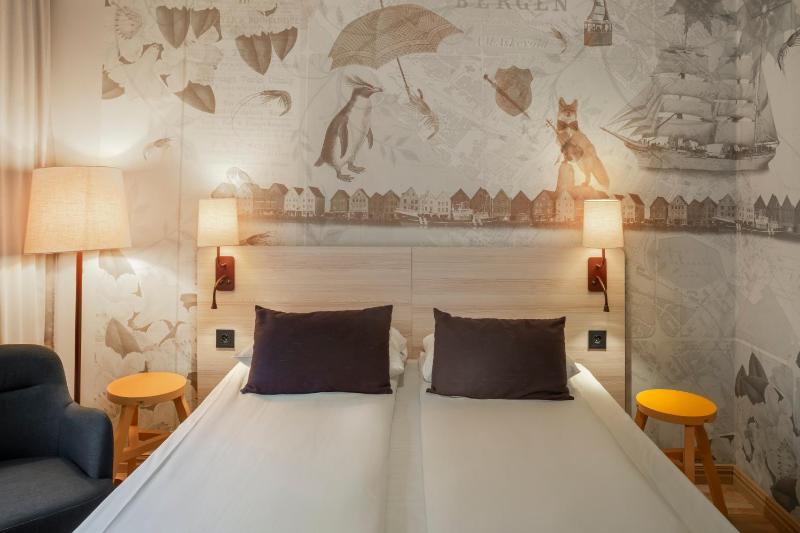 Queen Room image 4