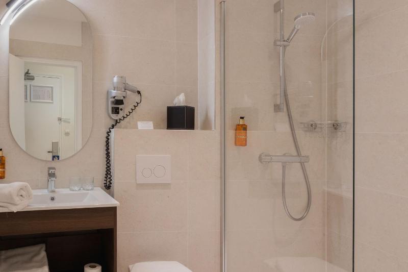 Superior Twin Room image 4
