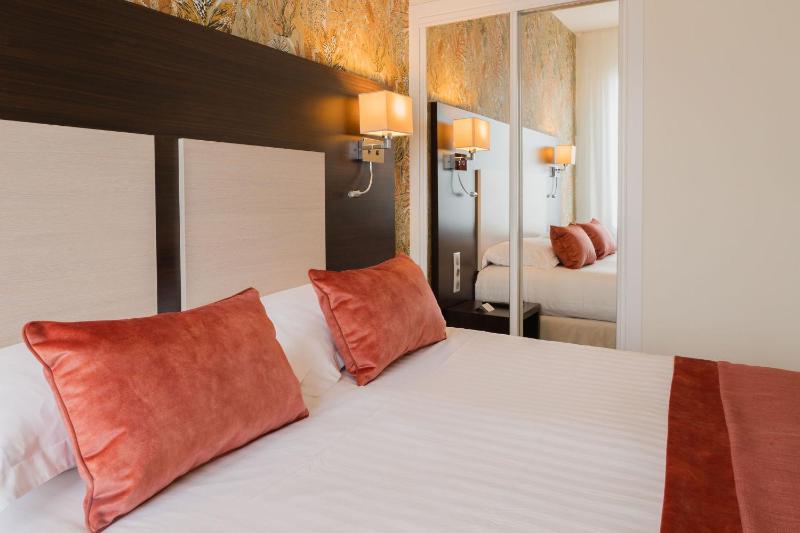 Superior Twin Room image 3