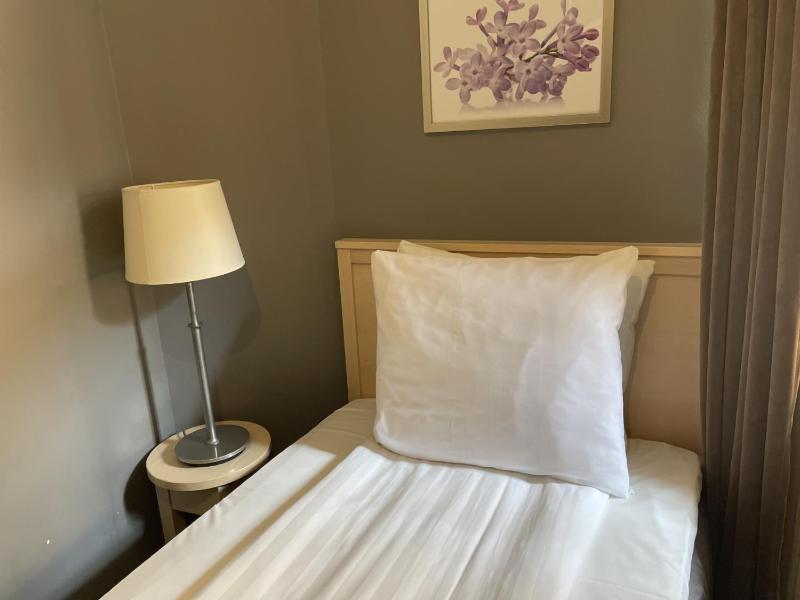 Single Room with Bathroom image 3