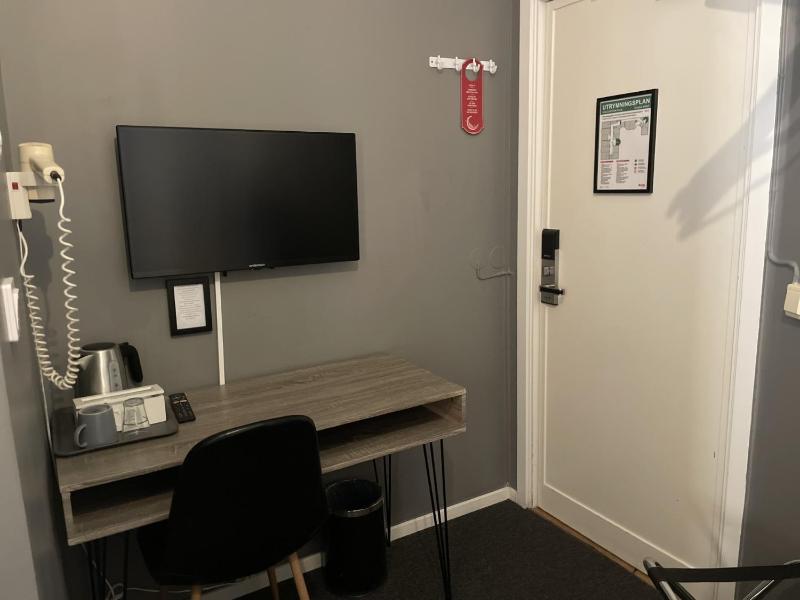 Single Room with Bathroom image 4