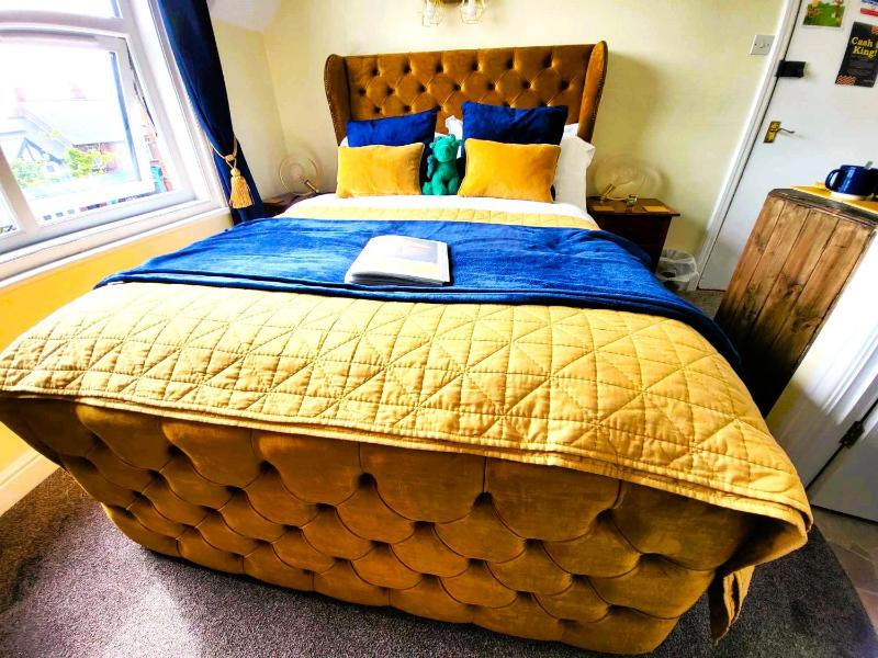 Small Double Room image 4