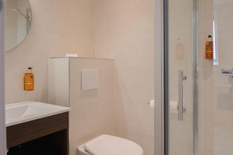Standard Twin Room image 3