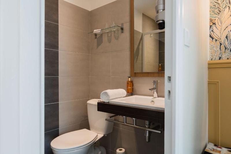 Standard Twin Room image 1