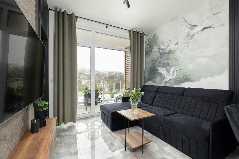 Ku Morzu 1D Elegancki Apartament z Parkingiem by Noclegi Renters - image 1