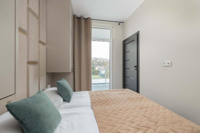Ku Morzu 1D Elegancki Apartament z Parkingiem by Noclegi Renters - image 33