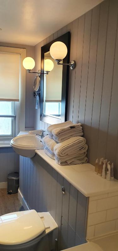 Deluxe Double or Twin Room with Sea View image 4