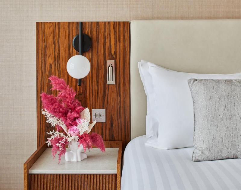 Superior King Room image 3