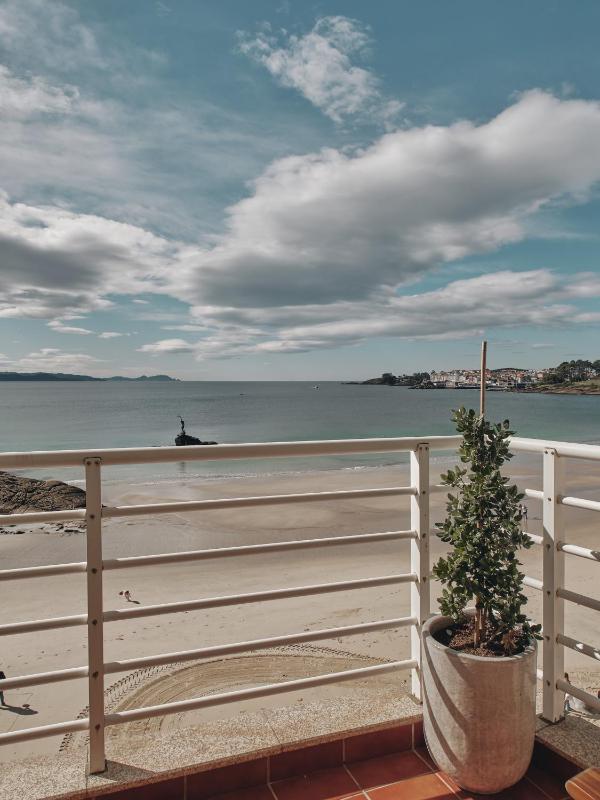 Double Room with Balcony and Sea View image 1