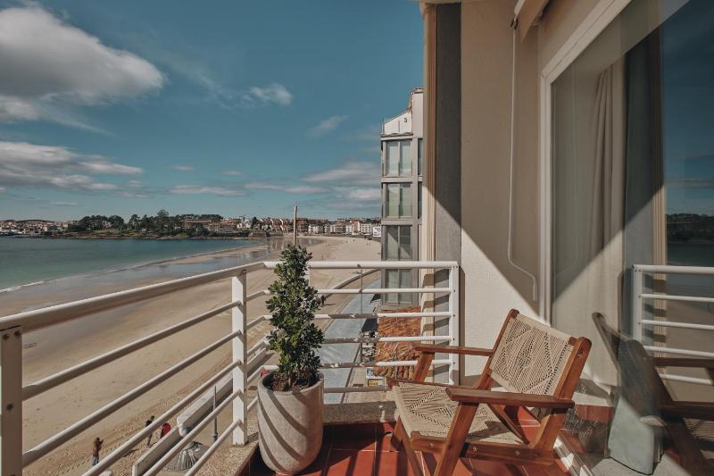 Double Room with Balcony and Sea View image 4