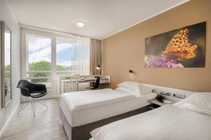 Superior Double Room with Two Single Beds image 1