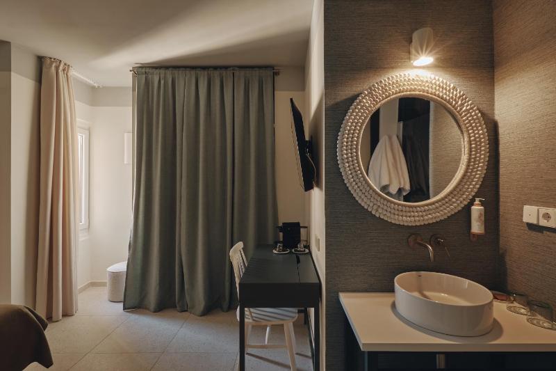 Standard Double Room image 3