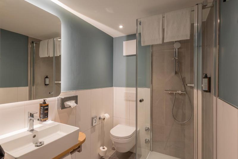 Standard Queen Room image 3