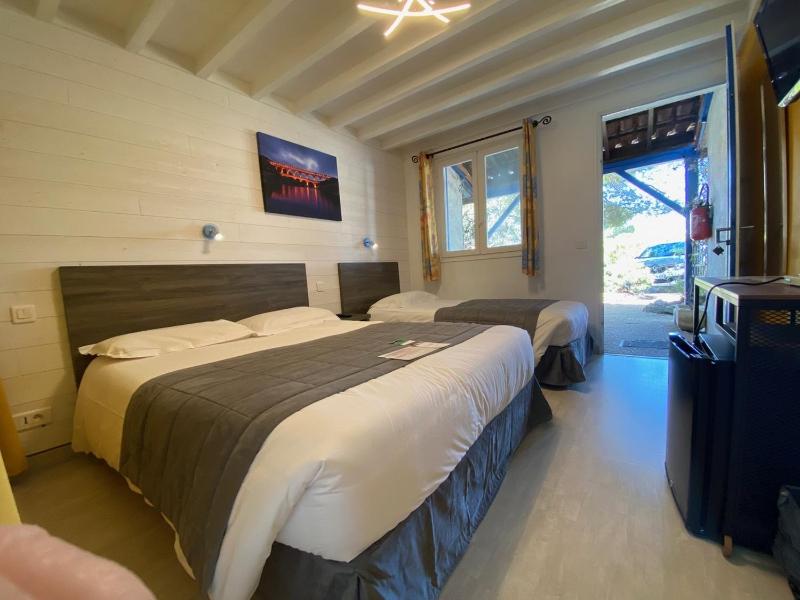 Triple Room with Private Bathroom image 4