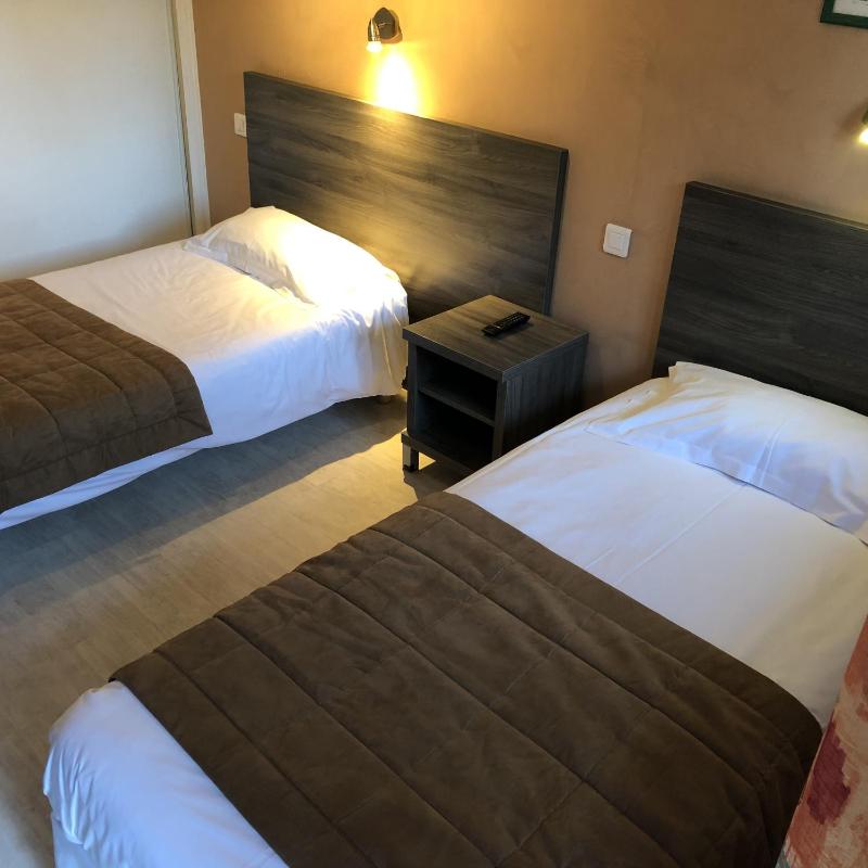 Standard Twin Room image 1