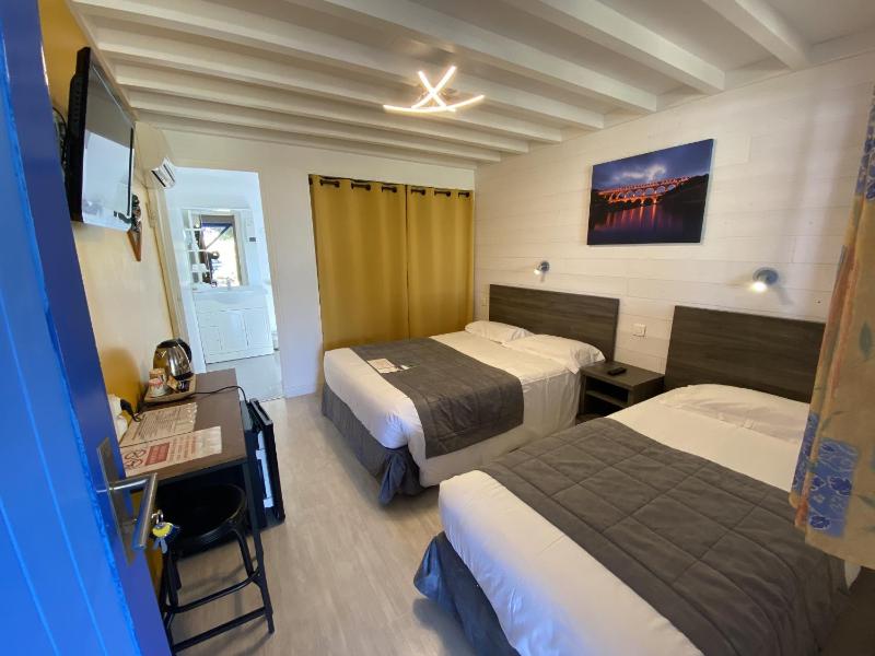 Standard Twin Room image 3