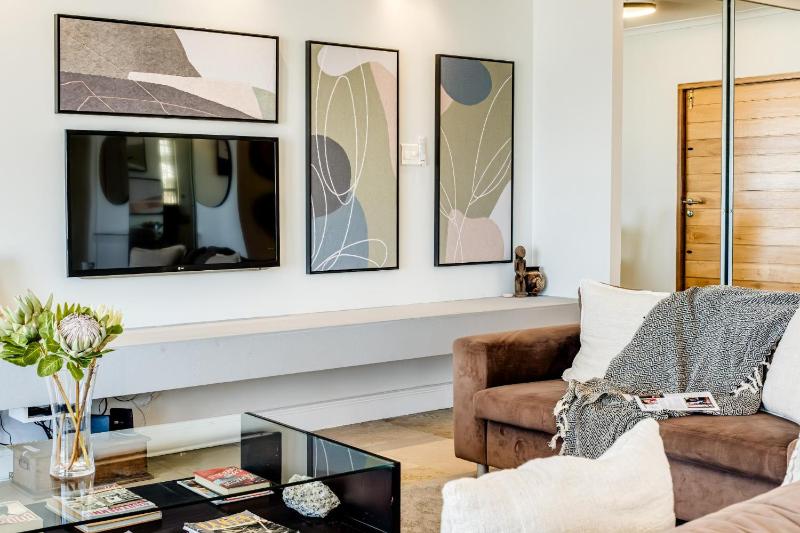 Camps Bay Beachside 2bed w Sea View Cloud 9 - image 11