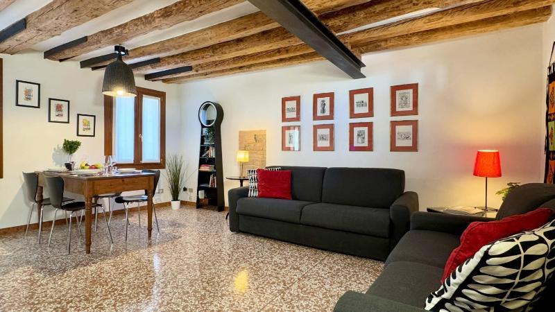 Giovanni - One-Bedroom Apartment image 1