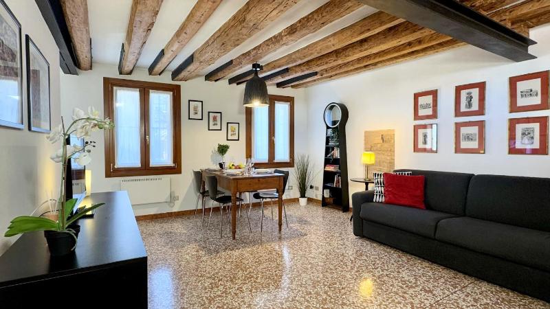 Giovanni - One-Bedroom Apartment image 3