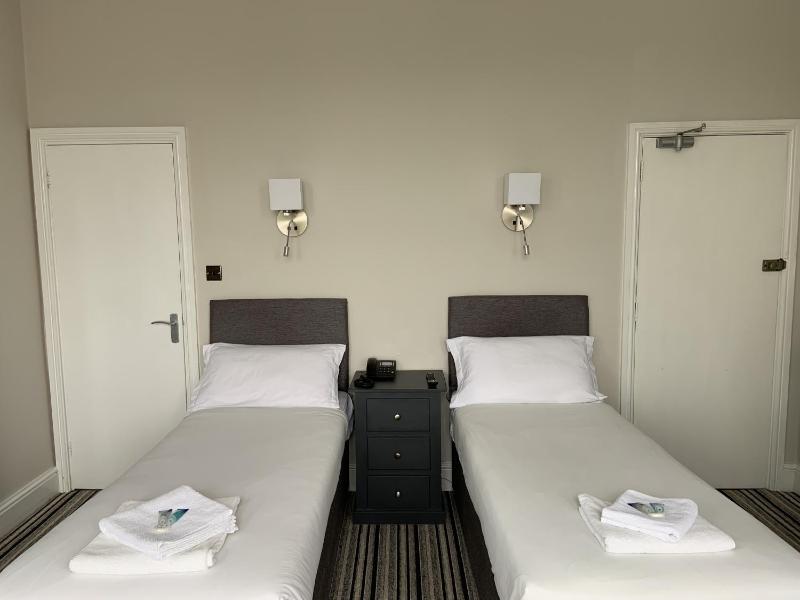 Twin Room with Shower image 3