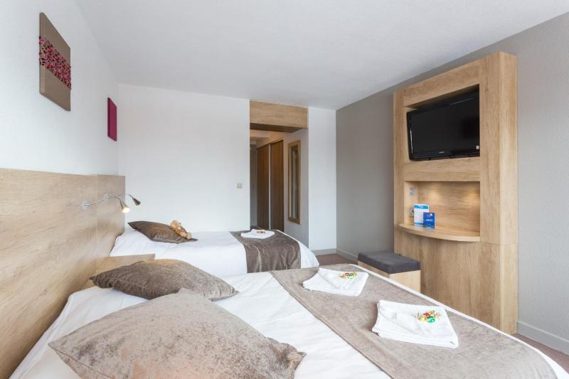 Triple Room with Balcony image 2
