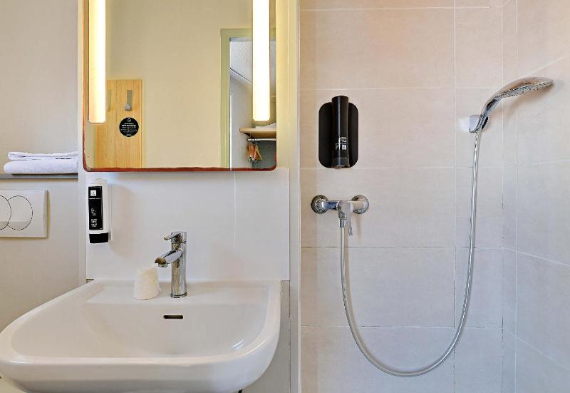 Double Room image 4