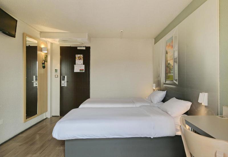 Twin Room image 3
