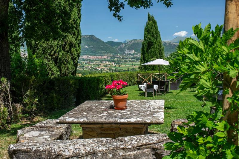 One-Bedroom Apartment with Garden View image 2