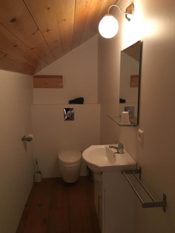 Economy Twin Room with Shared Shower image 2