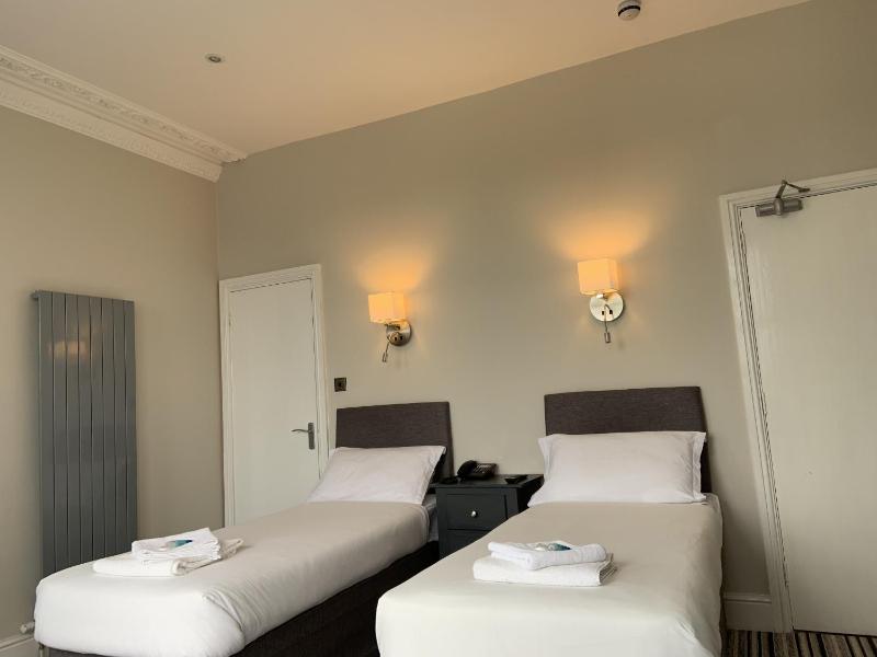 Twin Room with Shower image 1