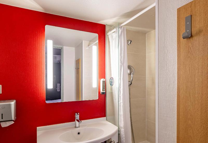 Quadruple Room image 4