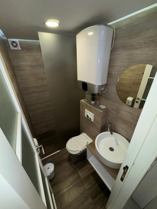 Deluxe King Room image 2