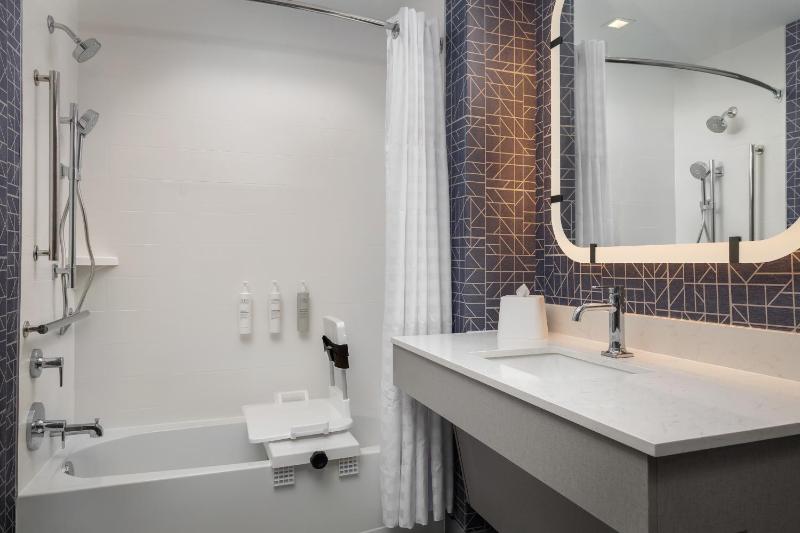 King Studio with Sofa Bed and Bath Tub - Mobility Accessible image 4