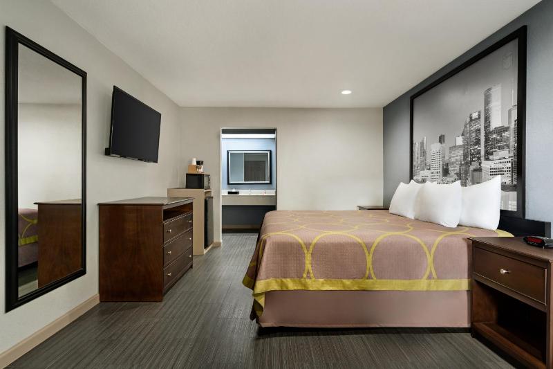 King Bed Smoking image 1