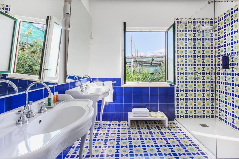 Classic Double Room image 3