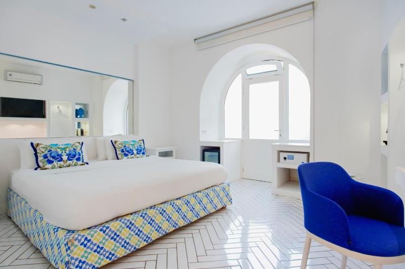 Superior King Room image 3