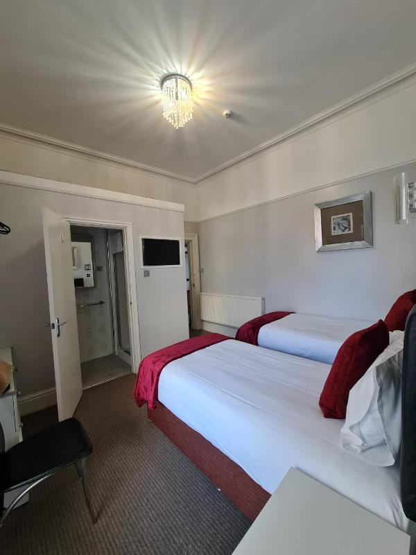 Double or Twin Room image 3