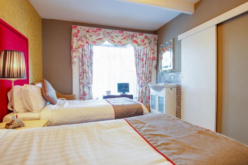 Standard Twin Room image 4
