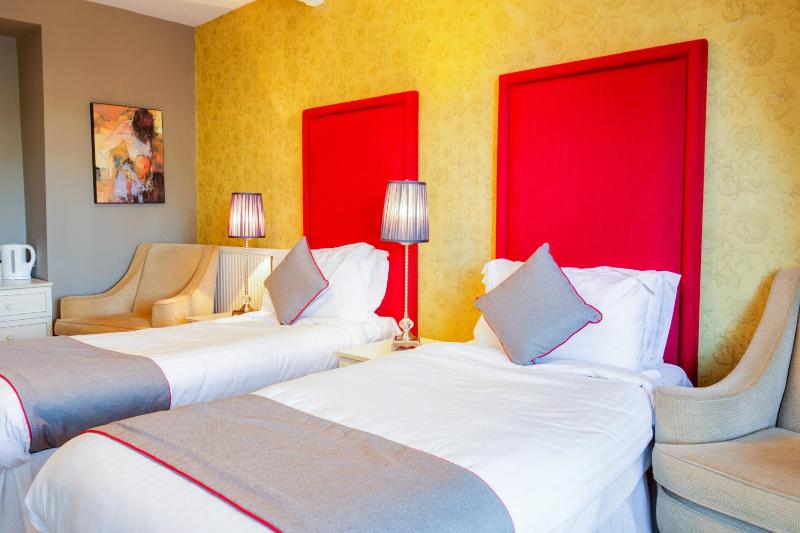 Standard Twin Room image 3