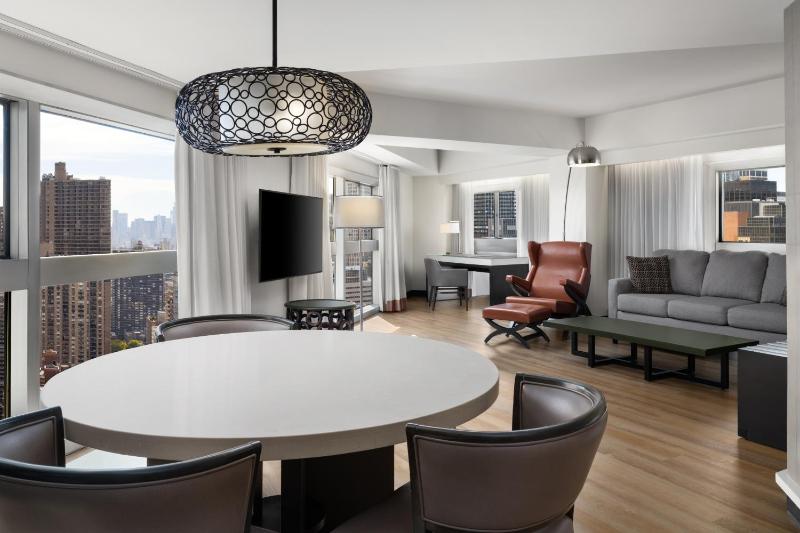 Deluxe Two-Bedroom King Suite with Queen Bed and Skyline View image 4