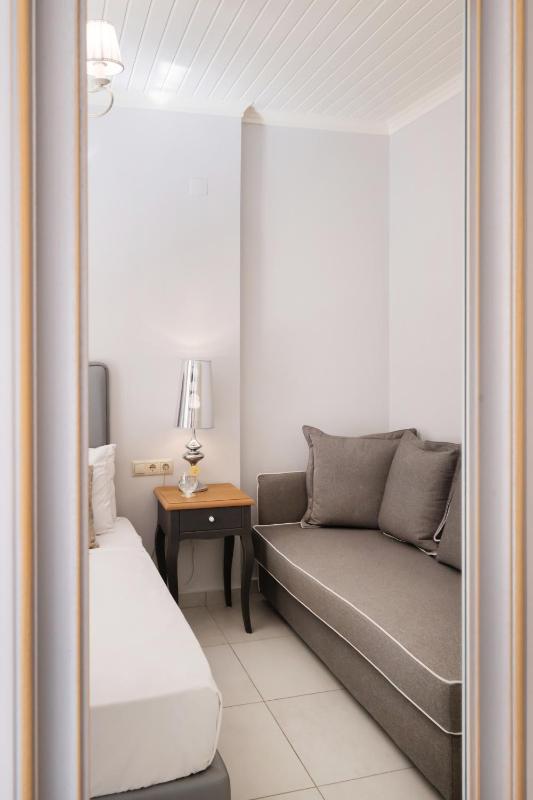 Deluxe Double Room image 2