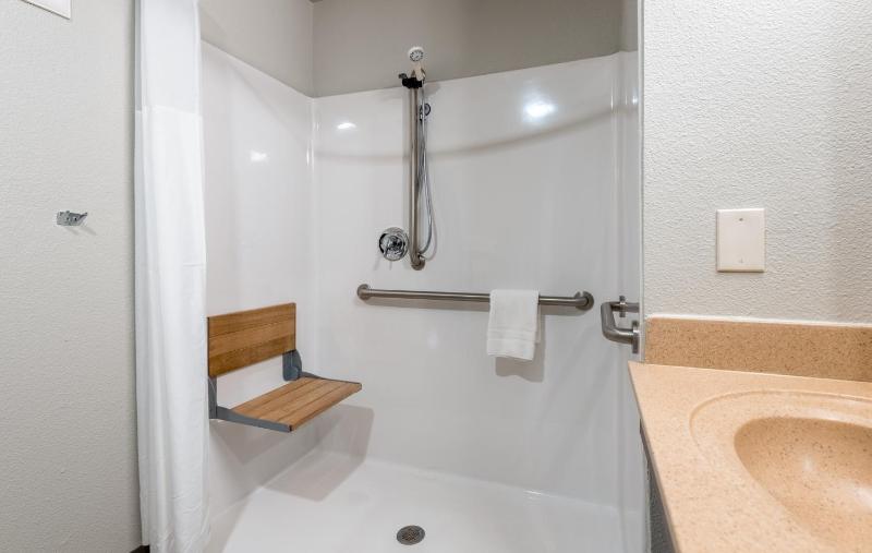 Queen Room - Hearing & Mobility Accessible - Roll In Shower image 2