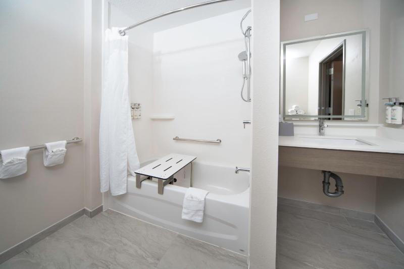 Standard King Room with Mobility Accessible Tub image 3