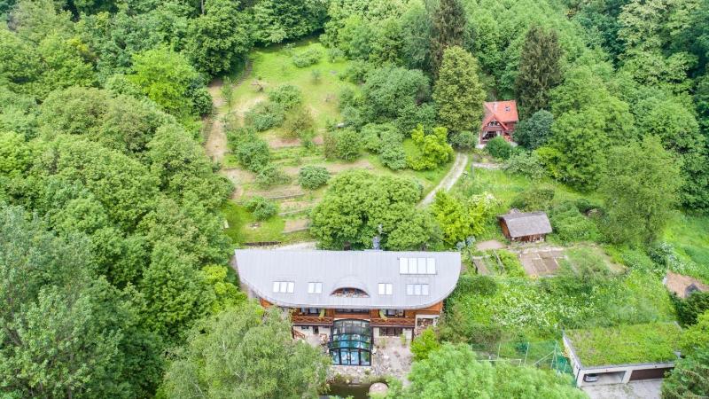 Six-Bedroom House image 1