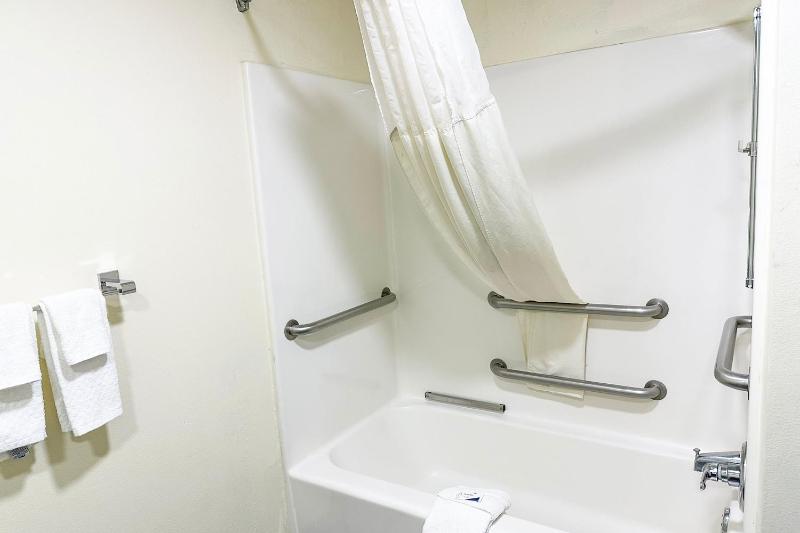 King Bed Accessible image 4