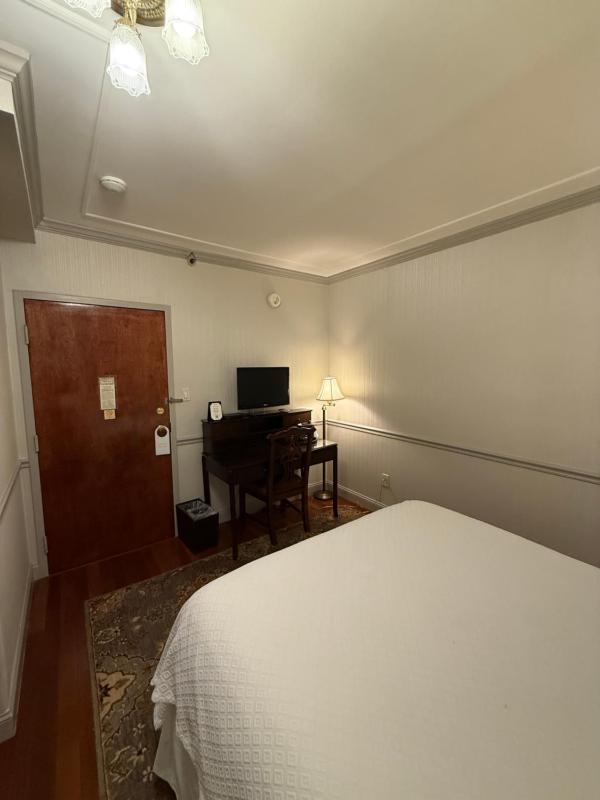 Queen Room image 3